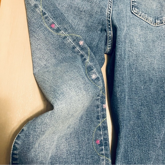 GAP Baby boot jeans w added hand embroidered flowers - Picture 8 of 10